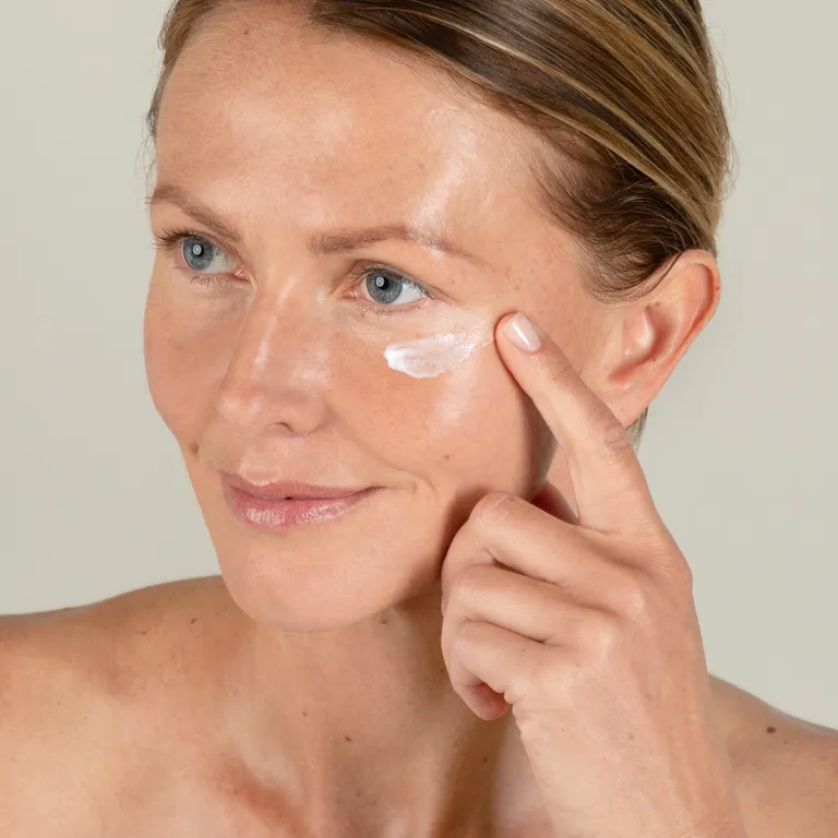 shopapotheke SKINTIST HYDRO EFFECT Eye Cream Valentinstagsangebot