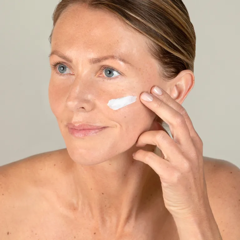 shopapotheke SKINTIST HYDRO EFFECT Cream Light Riesige Rabatte