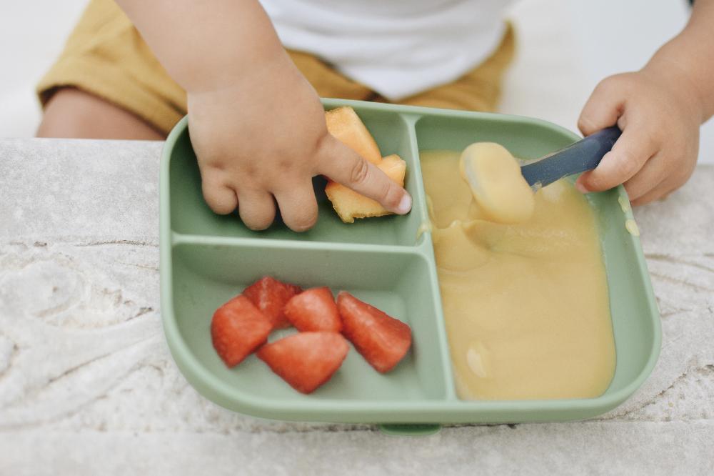 babymarkt Silikonteller mit Saugnapf Unterteilt salbeigrün Super Sparpreis