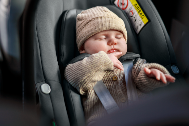 babymarkt Babyschale Pebble S Tonal Black inkl. Reboarder Pearl S Tonal Black und Basisstation FamilyFix S Black Kauf eins, bekomm eins gratis