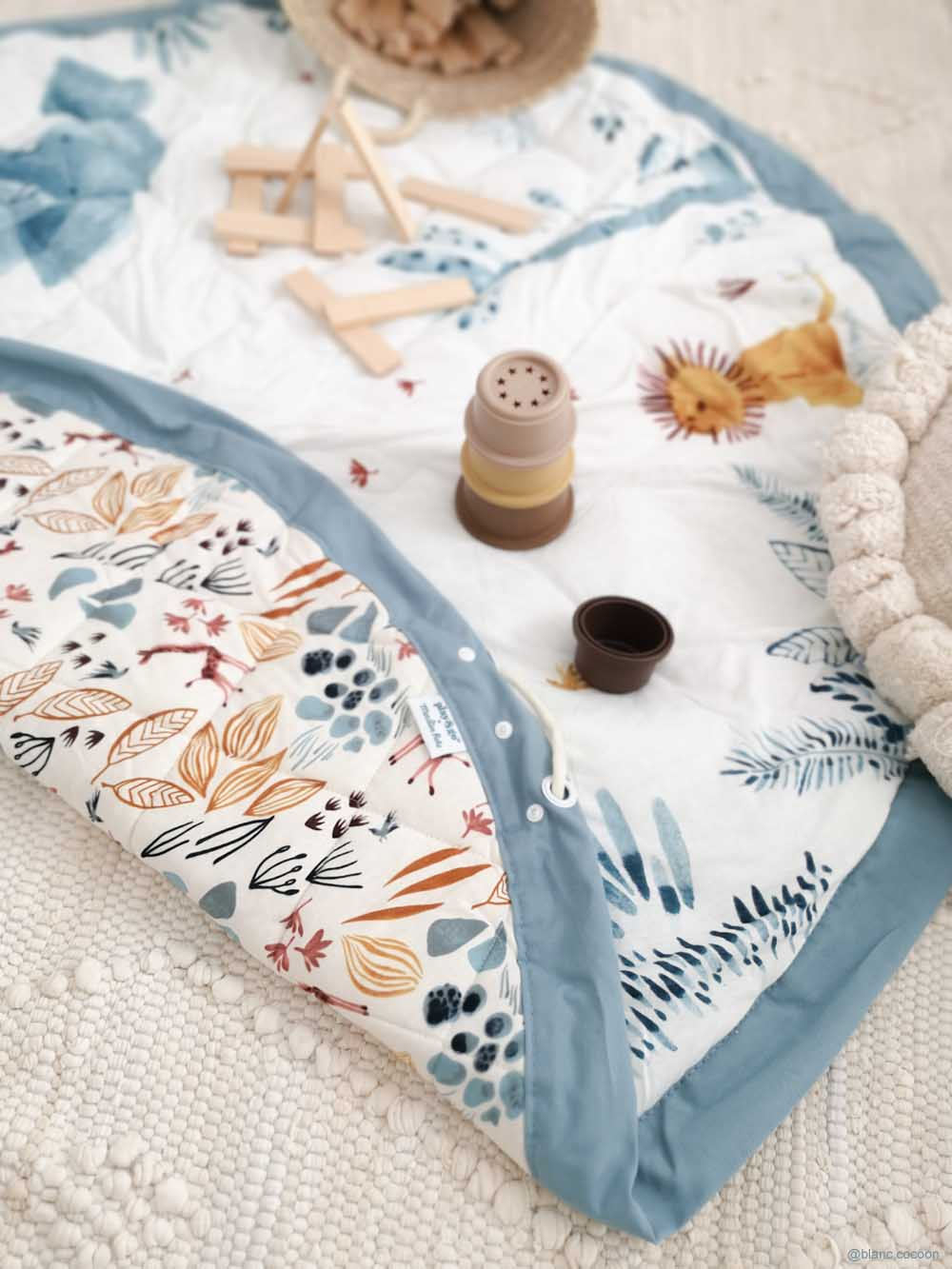 babymarkt play&go 2-in-1-Aufbewahrungstasche und Spielmatte Moulin Roty baobab blue ⌀120 cm Vierteljährliche Förderung