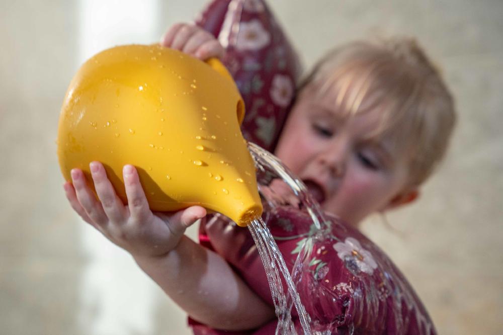 babymarkt Silikon Gießkanne Honey Gold Im Verkauf