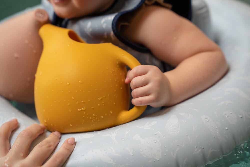 babymarkt Silikon Gießkanne Honey Gold Im Verkauf