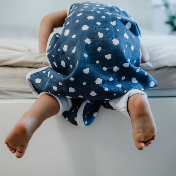 babywalz emma & noahSommer-Sleepoverall Musselin 0.5 TOG Punkte blau Super Rabatt