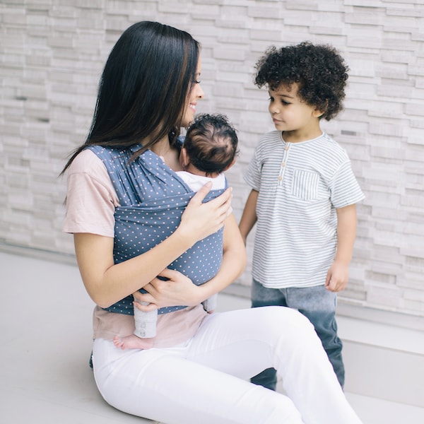 babywalz Ergobaby® - AURA WRAPTragetuch 490cm Coral Dots Vierteljährliche Förderung