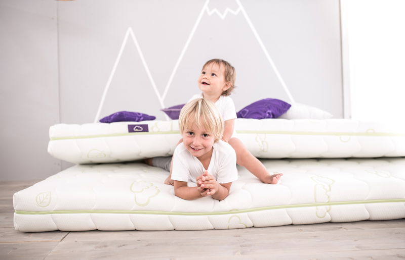 babyonlineshop Träumeland Universum Matratze 140 x 200 cm Valentinstagsangebot
