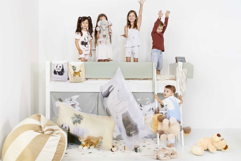 babyonlineshop Manis-h Halbhohes Bett ARN 90x200 cm Pfosten Buche inkl. Kommoden & Regal - 22 Farben wählbar ( Farbe Bett: Snow White / -11 mit Absturzsicherung NORMAL 10400-Farbe Snow White / -11 Snow White / -11) Preisnachlass